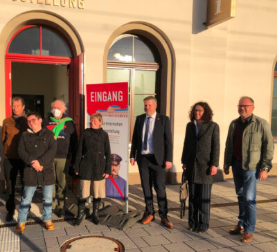 Gruppenbild mit Angela Dorn und weiteren Anwesenden vor dem Eingang zur Dauerausstellung im Bahnhof Bebra
