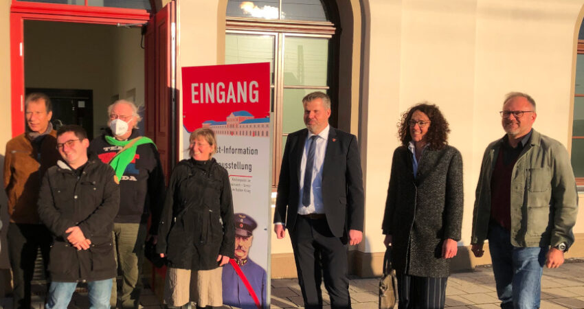 Gruppenbild mit Angela Dorn und weiteren Anwesenden vor dem Eingang zur Dauerausstellung im Bahnhof Bebra