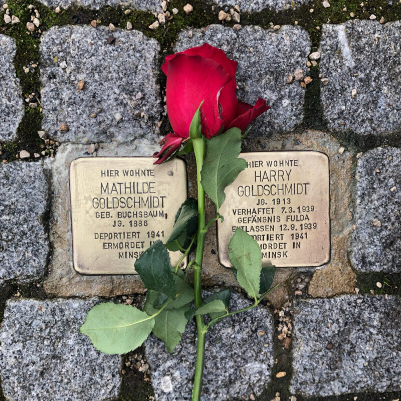 Zwei Stolpersteine mit einer Rose 