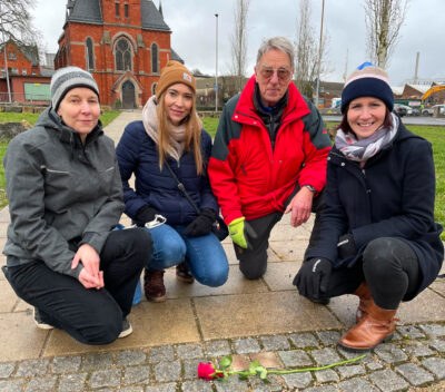 Vier Personen, darunter die Landtagsabgeordnete Kaya Kinkel knieen neben zwei geputzten Stolpersteinen