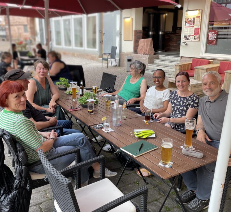 Dieses Bild hat ein leeres Alt-Attribut. Der Dateiname ist 240715-Stammtisch_Rotenburg-800x734.jpg