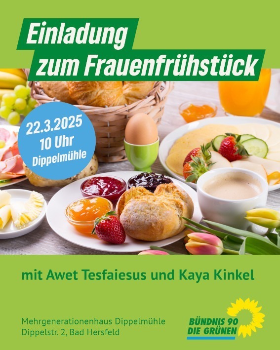 Das Foto zeigt einen Frühstückstisch mit Brötchen, Eiern und Aufschnitt